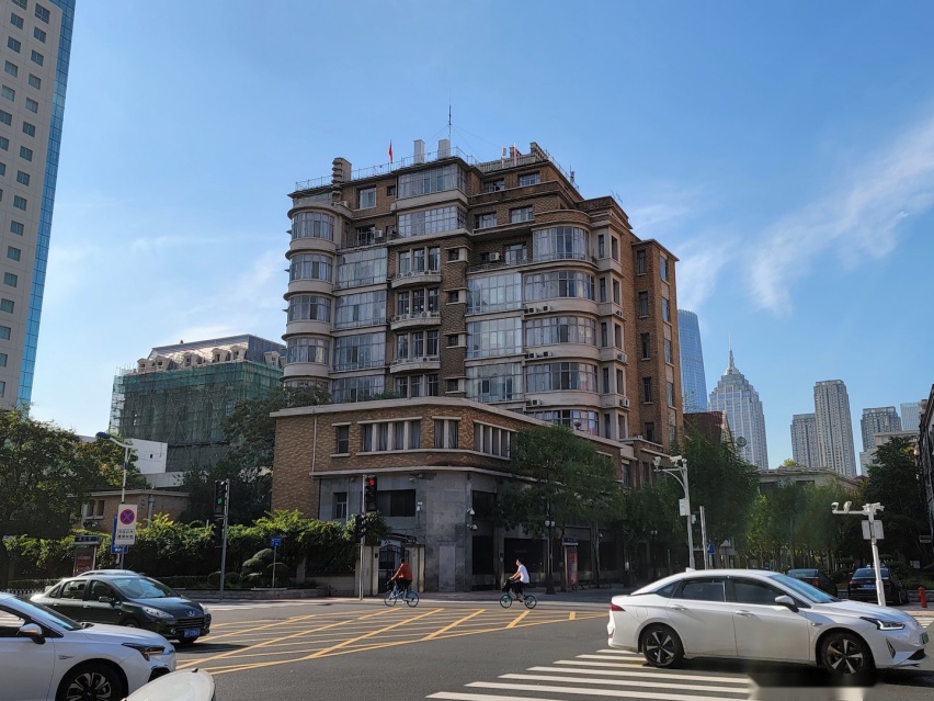 驾驶极狐阿尔法S游走街巷，行驶质感与天津600多年历史一样有韵味