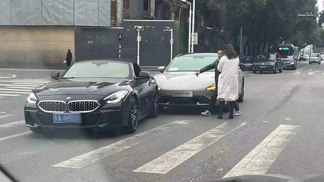 小米SU7余波，因为买华为还是小米，很多朋友间开始翻脸
