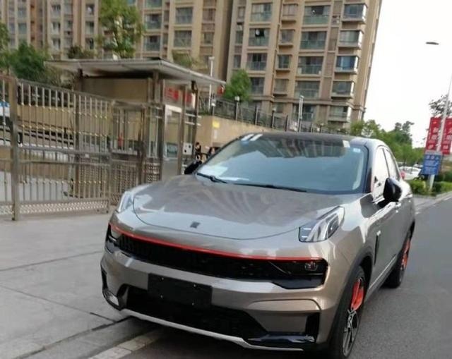 领克05实车上路，轿跑车身，点状尾灯，改进不小
