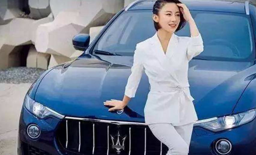 九球天后才35岁就有过亿身价, 出行却开150万玛莎, 低调