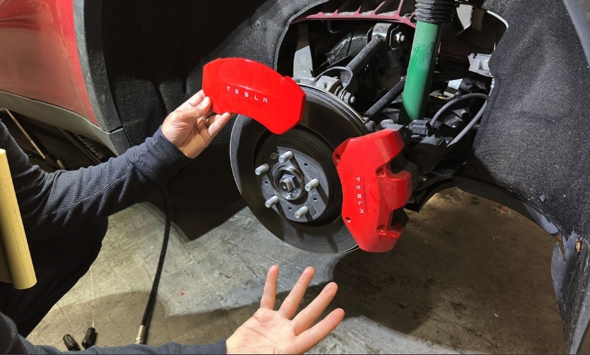 美国：特斯拉Model Y performance后轮刹车卡钳减配，用