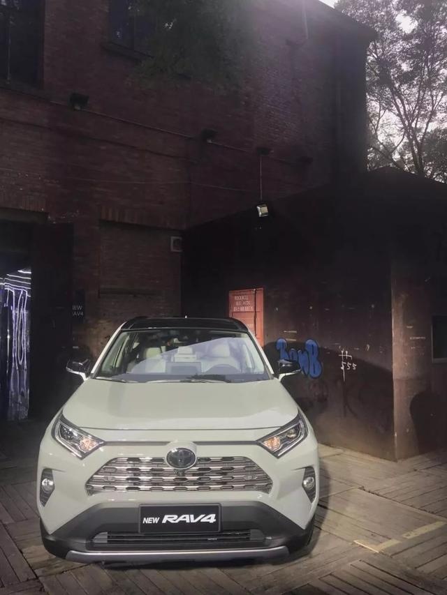 向往生活?勇于挑战?你就差这台全新RAV4荣放