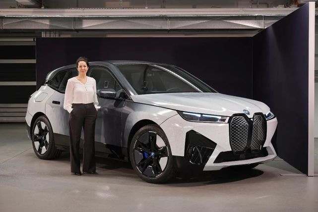 宝马是怎么实现车身一键变色的？原来是喝了电子墨水|CES2022