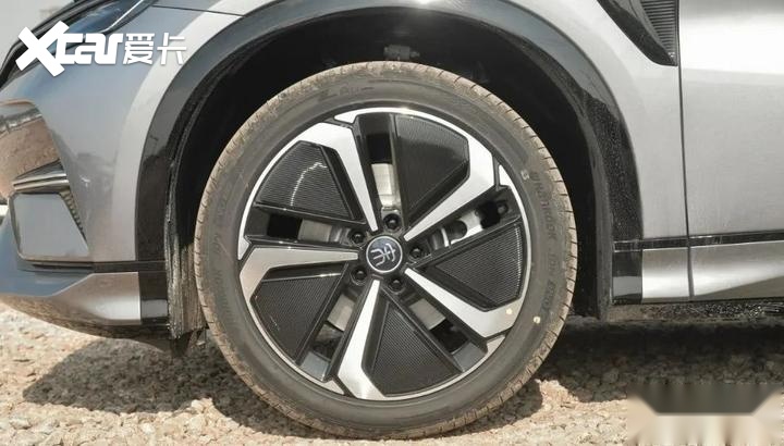 662km超越型相比550km超越型,除了续航更长,动力更强以外,轮胎也由19