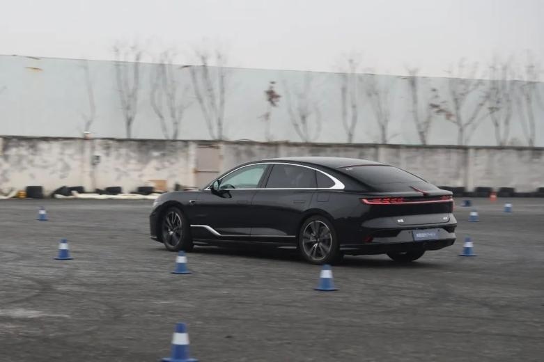 岚图追光PHEV：20w+混动轿车，环保出行新标杆
