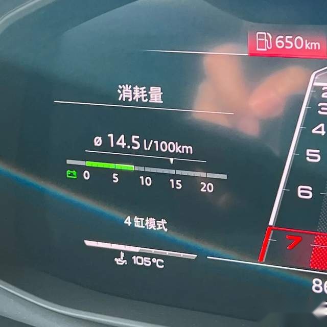 RS Q8的“性能”该怎么测？最低油耗8L出头、油箱加满花费近一千