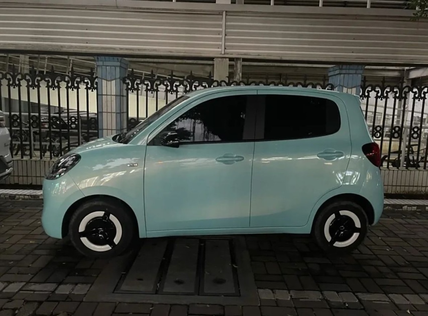 五菱宏光MINI EV四门版实车照曝光，造型变圆润，车内质感升级
