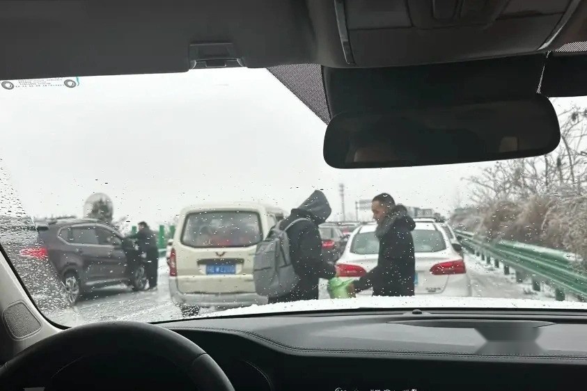 暴雪下的高速：信电动车还是燃油车？