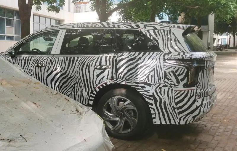 红旗HS6内饰谍照曝光、丰田世纪将推SUV …
