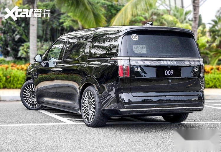 都要打埃尔法，两款高端MPV前后脚上市，50万起步！