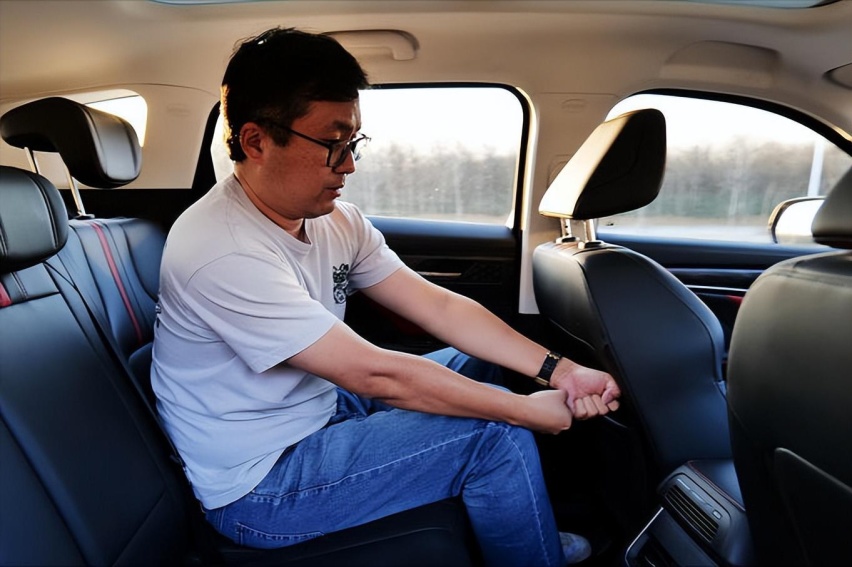 外观炫酷的黑色骑士SUV，哈弗H6国潮版购车手册