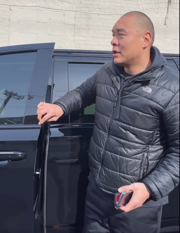世界重量级拳王张志磊开啥车？堪称移动行宫，国内买不到