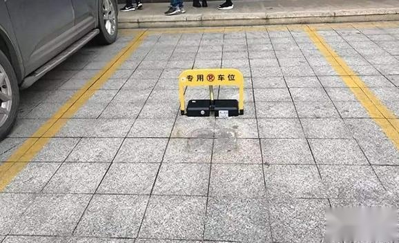 小区3百多车位被一人买下，抬价30%卖出，业主无奈投诉开发商