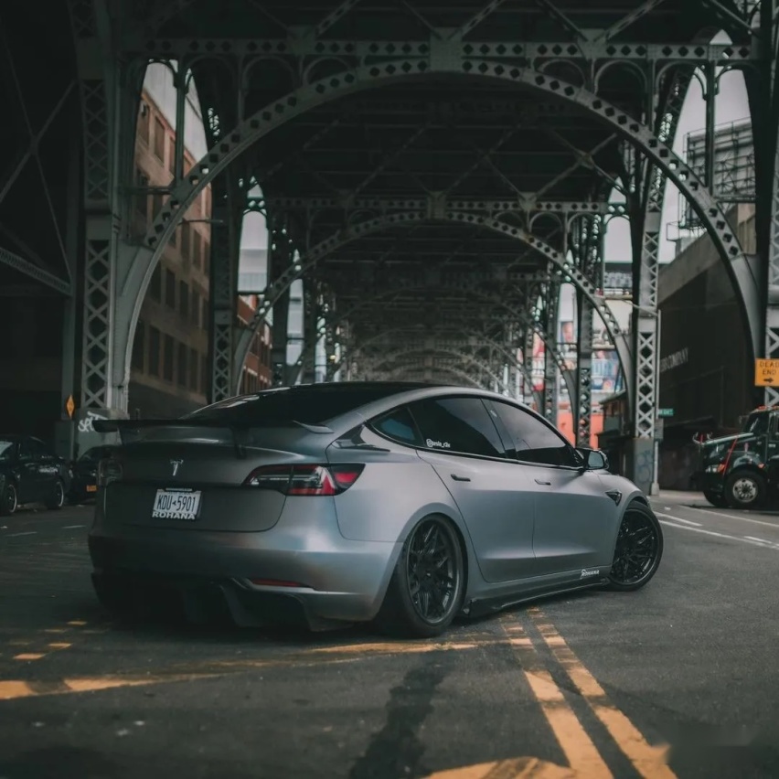 特斯拉Model 3配碳纤维轮毂，降低簧下质量更能刹得住？