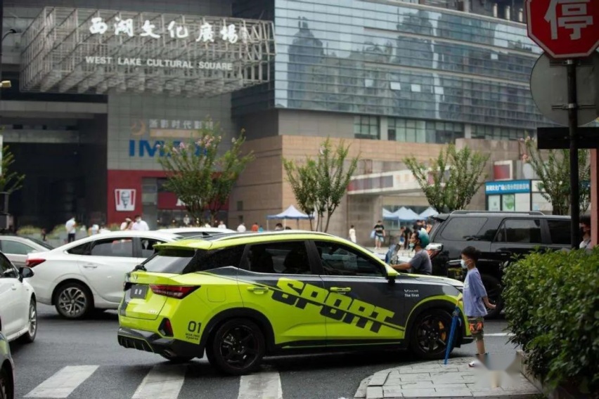 五菱为人民再推小型SUV“星驰”，三个点赞一个期盼