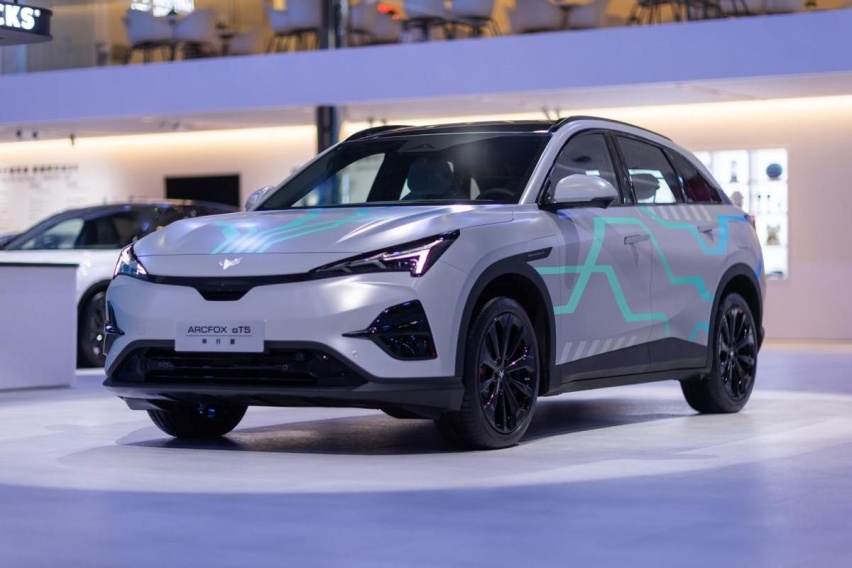 超闪充C级大空间SUV 极狐新阿尔法T5荣耀上市