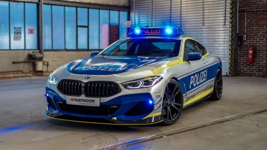 德国警局又有“新人”加入 迪拜警察投来羡慕的眼神