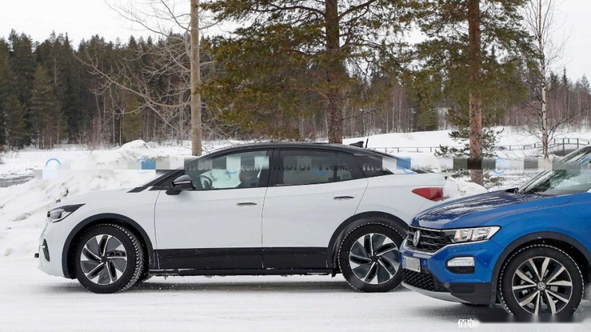 vw-id.5-side-spy-photo (1).jpg