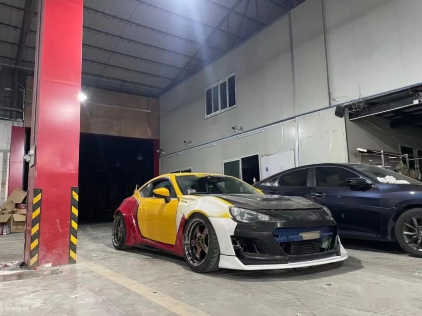 颜值与性能都在线的斯巴鲁BRZ，姿态风外观下有着300匹轮上马力