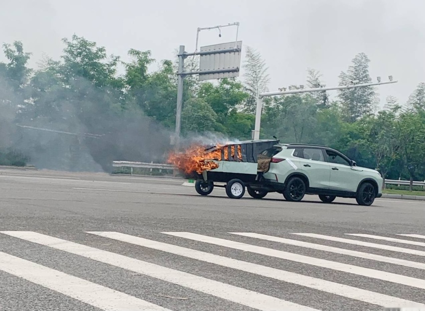 2.6L油跑不出54KM直接火烧车 皓极再现魔鬼挑战场面