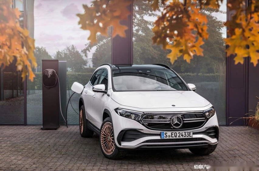 89-mercedes-benz-eqa-official-images-charging.jpg