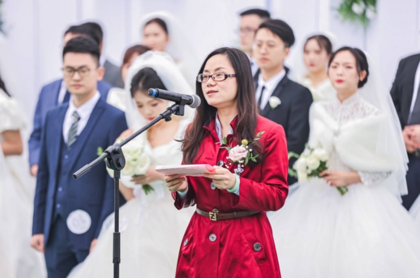 长安集体婚礼搞出新“花样” 一边牵手一边带货