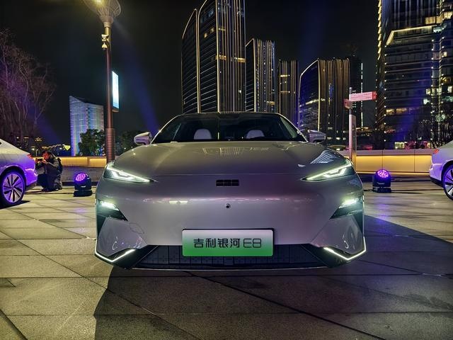 吉利银河E8正式上市 售价17.58-22.88万