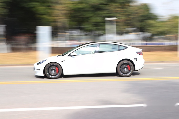 特斯拉Model 3高性能版性能测试，零百加速体验堪比蹦极！