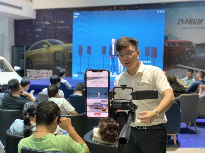 粉丝连夜排队等上市，不是游戏主机发售，而是第4代帝豪上市