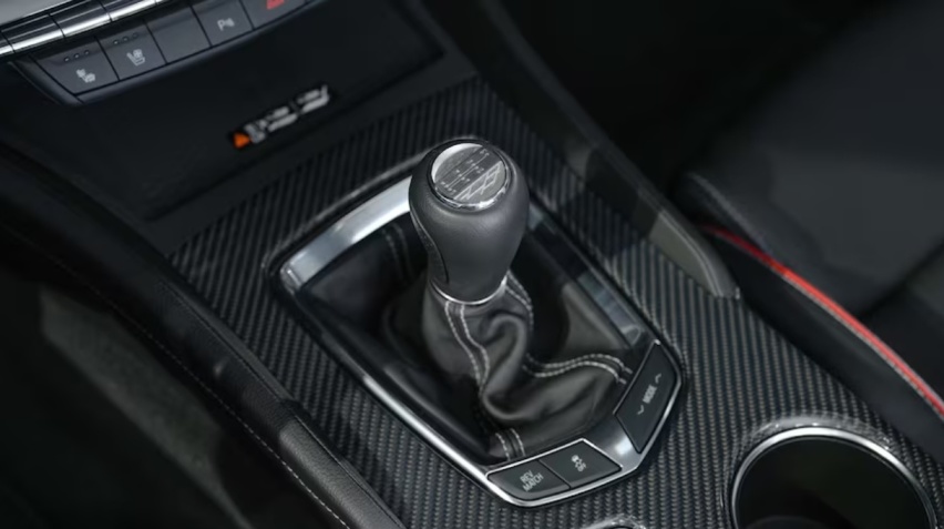 2025款凯迪拉克CT5-V黑翼，车速可达321km/h的轿车，钛合金