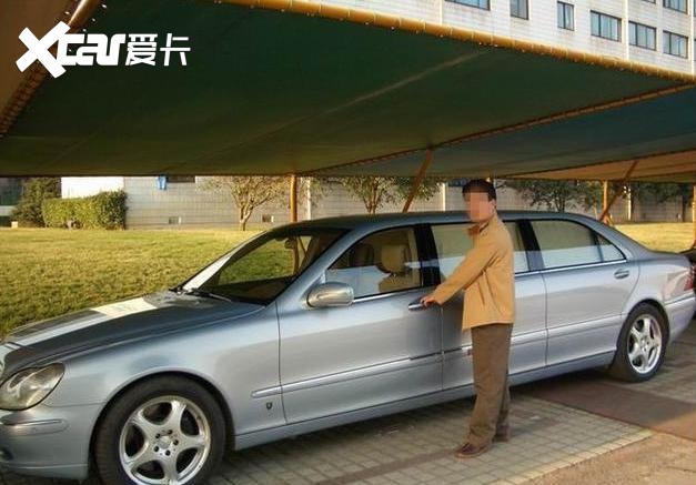 他身价百亿，还是国内首个拥有私人飞机第一人，但豪车只能停车棚