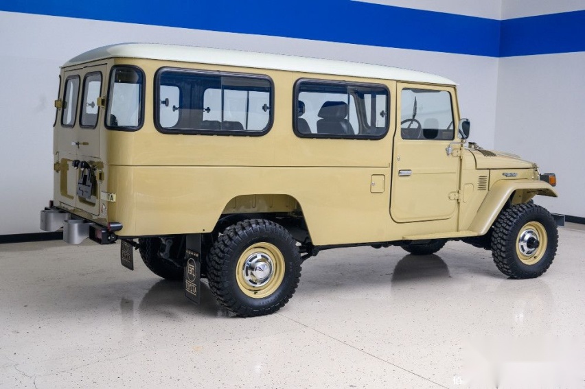 1980-toyota-land-cruiser-hj45-packs-modern-features-costs-more-than-a-lexus_5.jpg