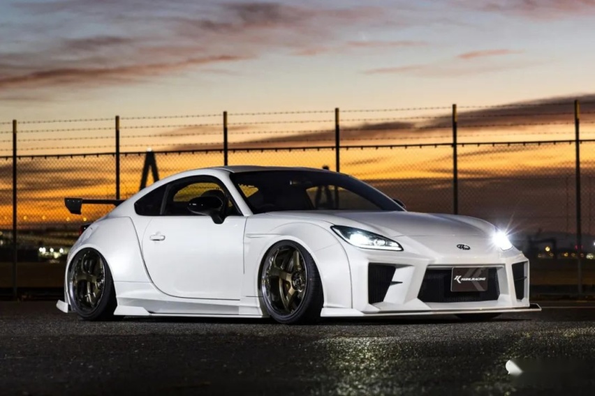 KUHL改装宽体GR86/BRZ，风格神似2000年初的《极品飞车》
