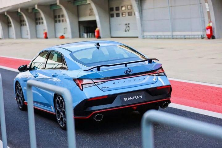在F1赛道 办交车仪式！