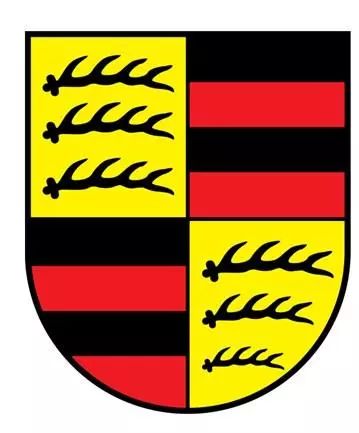 在色调上其实已经有了现在保时捷车标所具备的黄黑红三