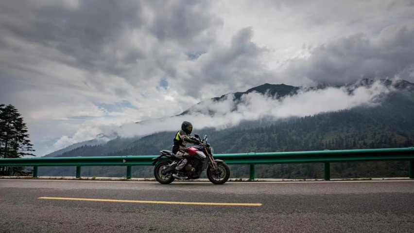 嘉爵摩托路测四缸机车，骑行川藏线，实测百公里油耗不足6L