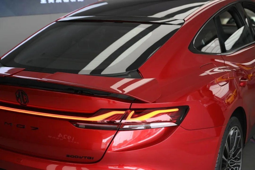 2.0T 261匹 405牛，中型车还带电动尾翼！实拍全新MG7