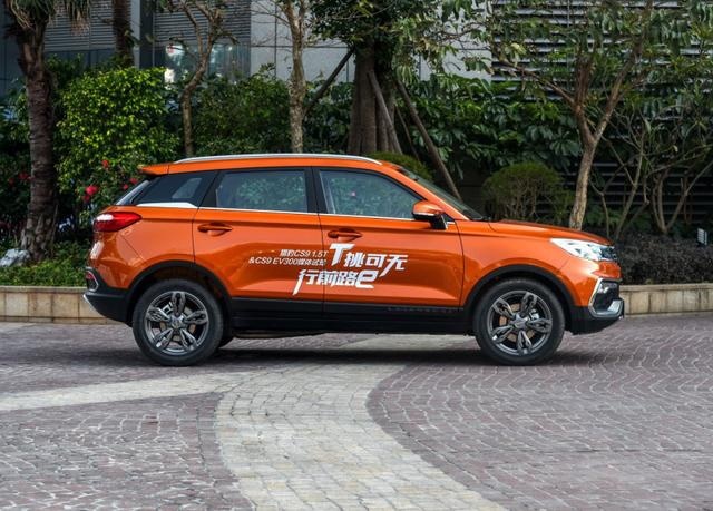 10万多的6座SUV，2+3+1布局，轴距2600mm，配全景天窗+自动驻车