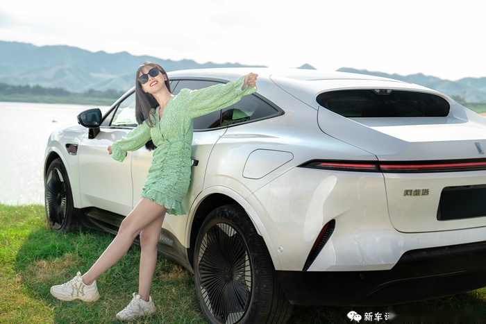 阿维塔11设计解剖：极简设计下的情感智能“化身”