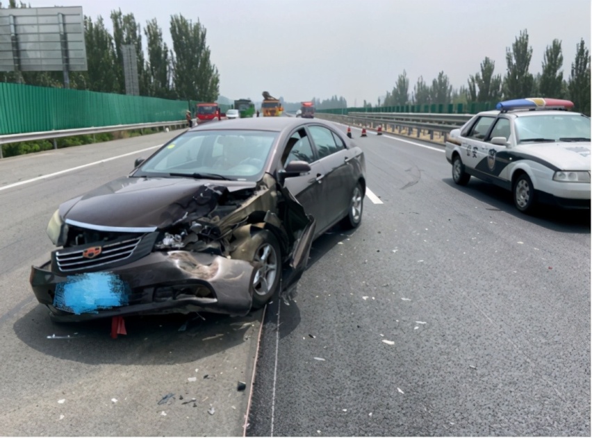 太吓人，时速70km/h追尾，吉利撞标致，吉利直接报废