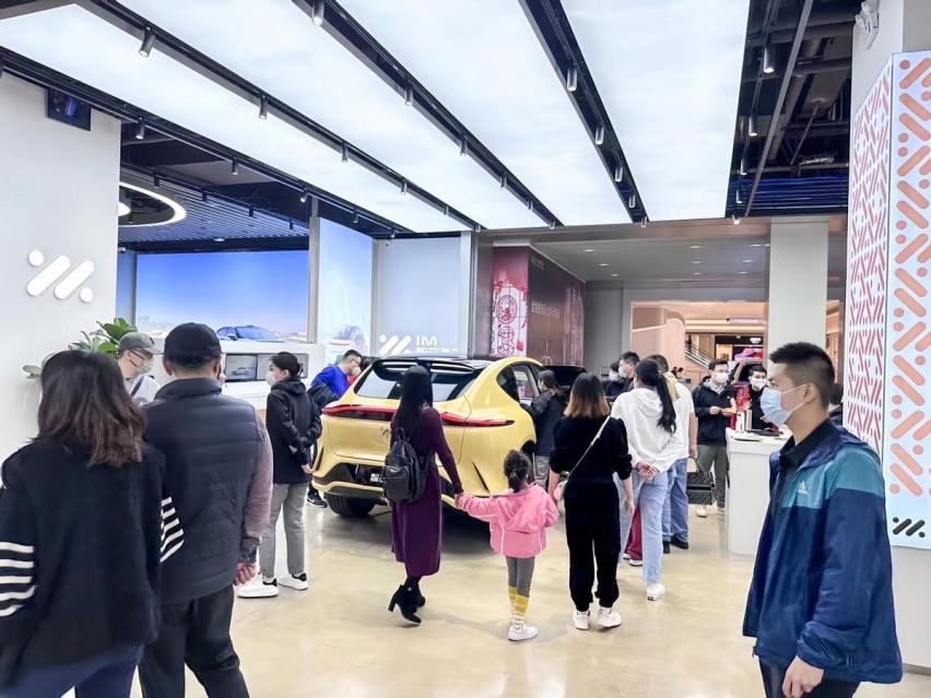 智己LS7订单破1.5万台，门店迎来“试驾热”