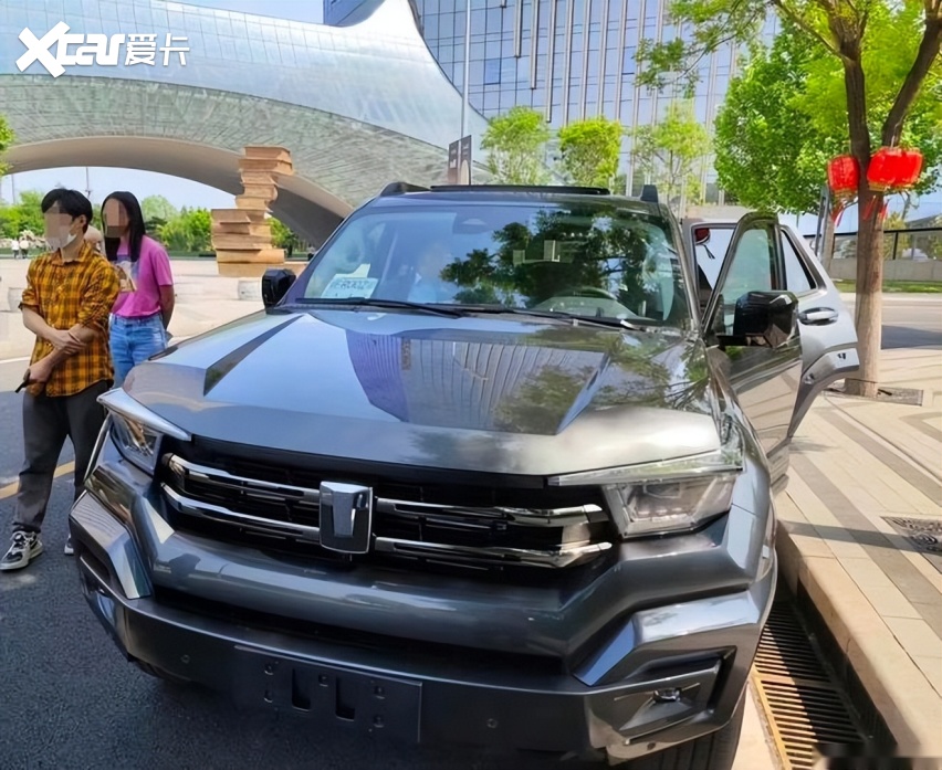 坦克400现身街头，遭路人围观看车，有望延续爆款？