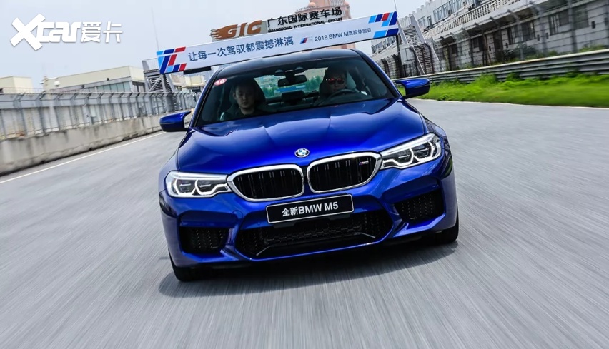 克拉克森(jeremy clarkson)说:虽然alpinab5在赛道上比常规版的m5更慢