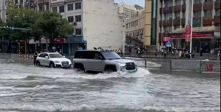 仰望U8拍宣传片陷车还被吐槽？网友：都怪水太浅，车没浮起来！