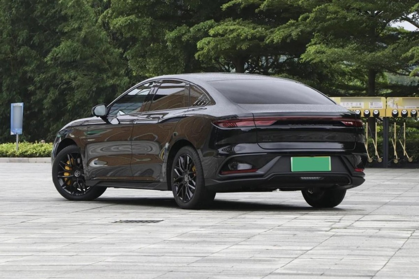 混动轿车排位赛！追光PHEV、哪吒S、比亚迪汉谁是最强王者？