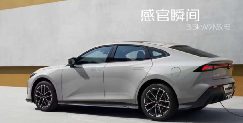 长安启源A06标配电动尾翼和掀背尾门，纯电续航136公里