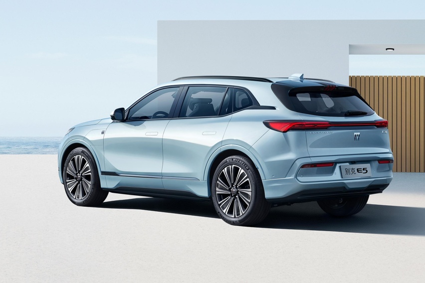 奥特能平台新车，别克Electra E5内饰曝光，6K弧面屏