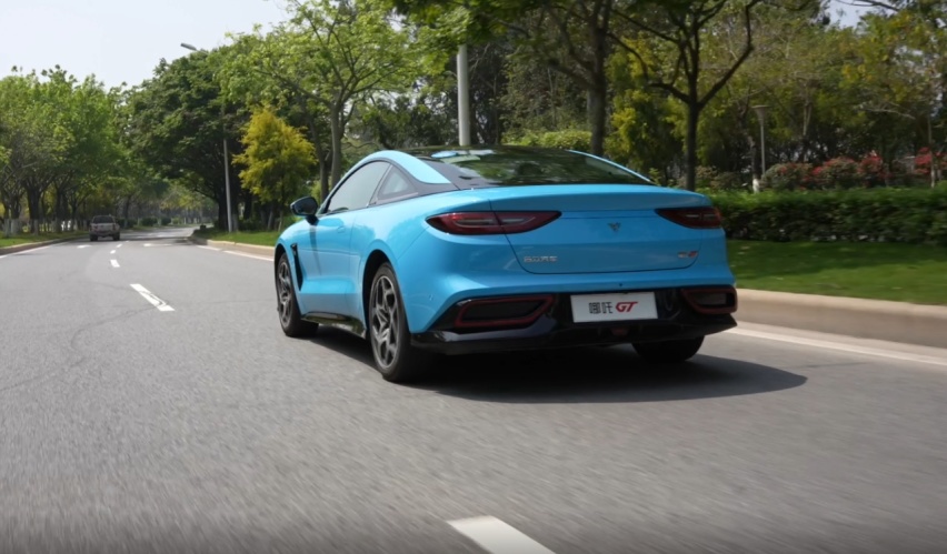 200万以内最好的跑车 出现在厦门街头 试驾哪吒GT