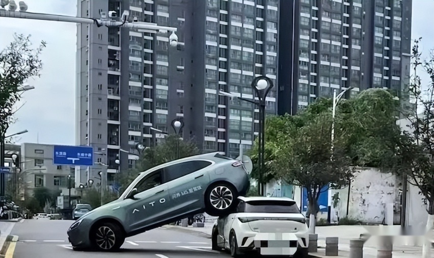 1314公里0接管，余承东亲测“全国都能开”，华为智驾真能脱手？
