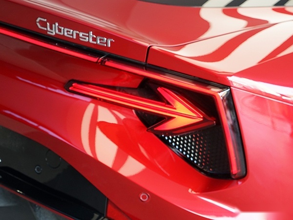 3.2s破百的电动敞篷车 MG Cyberster到店实拍